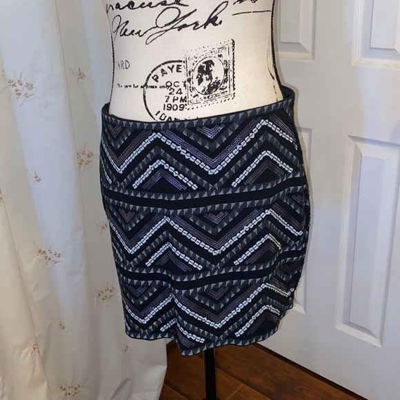 Beautiful soft stretchy mini skirt. Black and silver - Picture 2 of 5